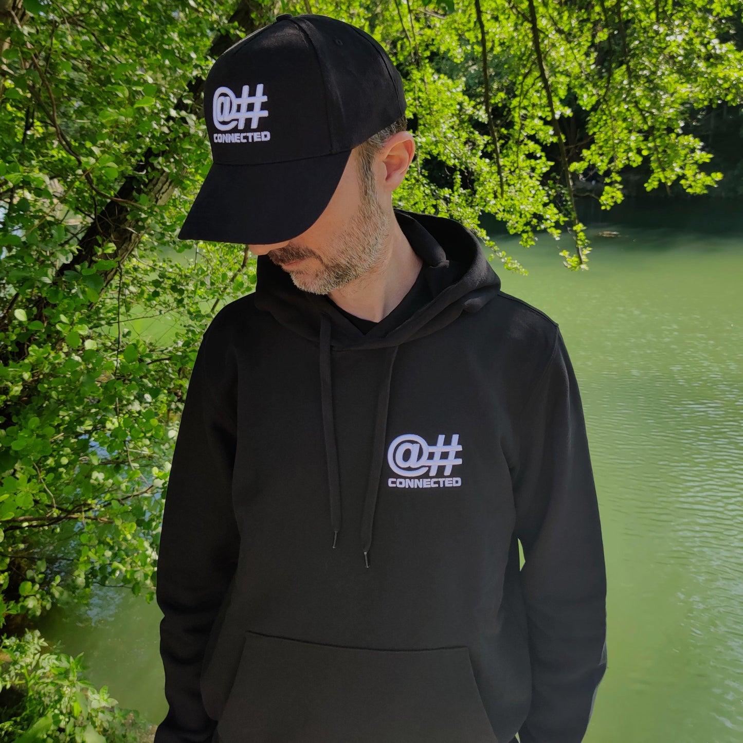 Sweat-shirt à capuche homme noir en coton bio avec broderie 3D - CONNECTED Streetwear