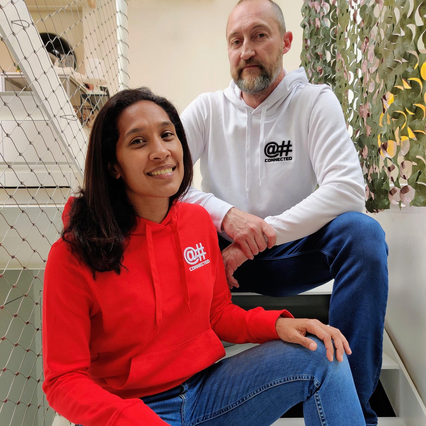 Sweat-shirt à capuche femme rouge en coton bio avec broderie 3D - CONNECTED Streetwear