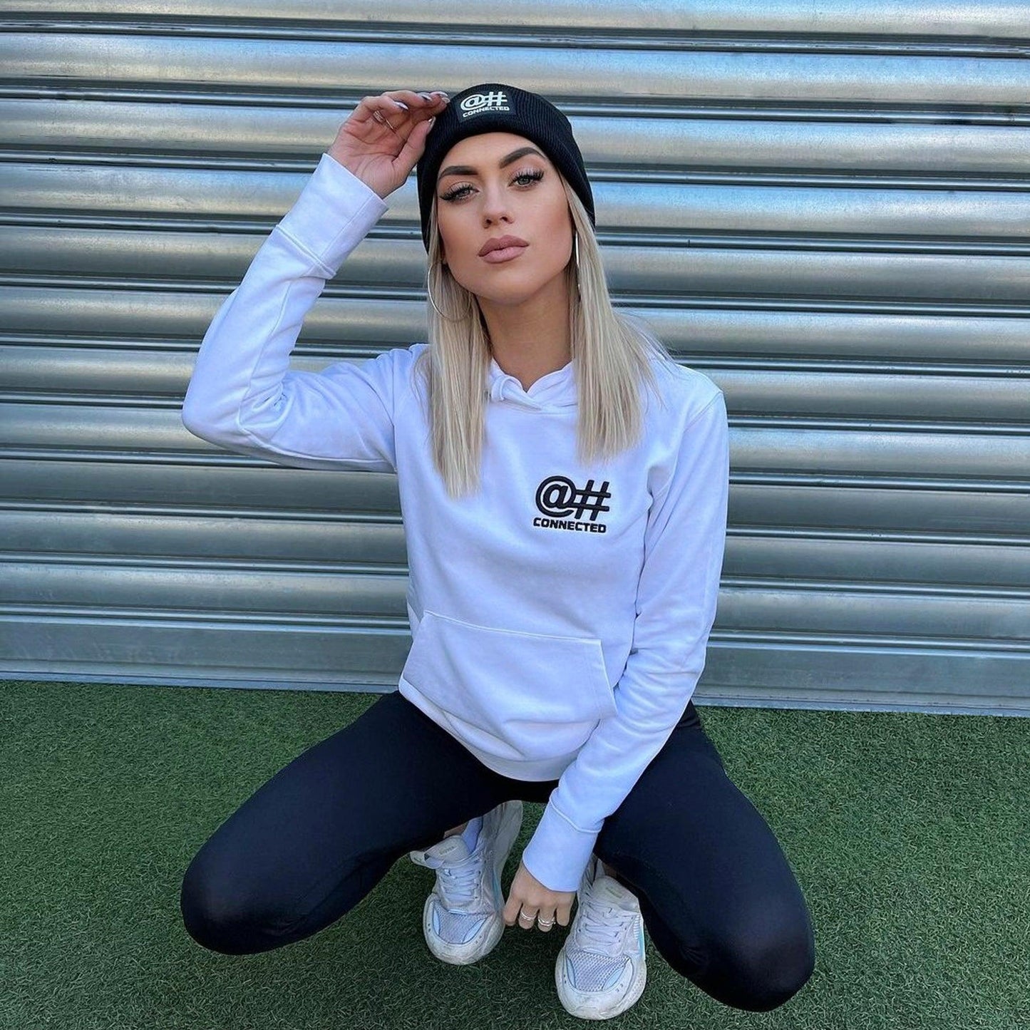 Sweat-shirt à capuche femme blanc en coton bio avec broderie 3D - CONNECTED Streetwear