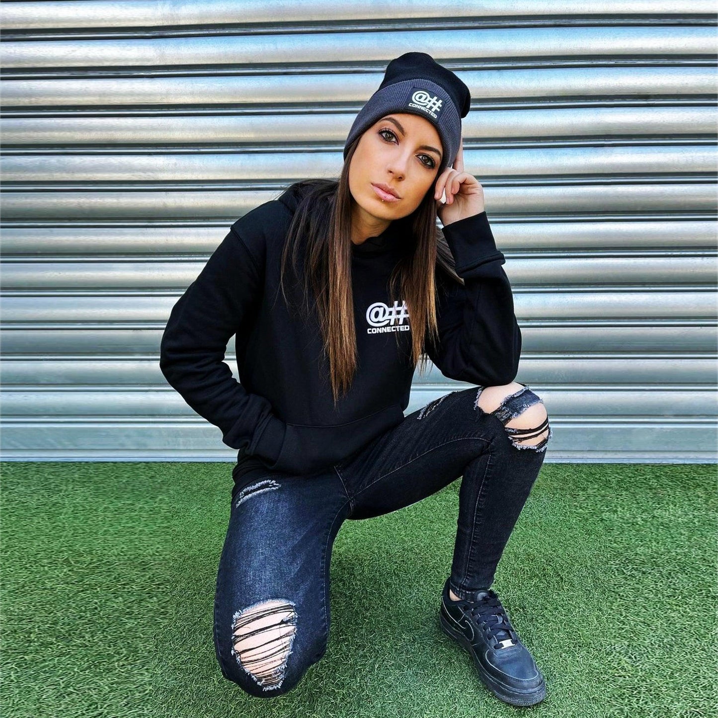 Sweat-shirt à capuche femme noir en coton bio avec broderie 3D - CONNECTED Streetwear