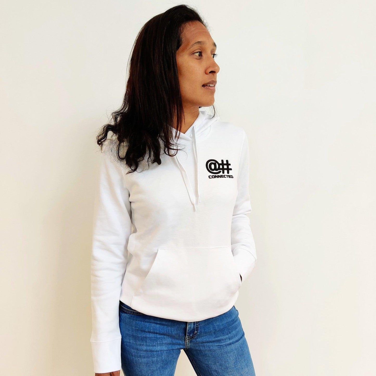 Sweat-shirt à capuche femme blanc en coton bio avec broderie 3D - CONNECTED Streetwear