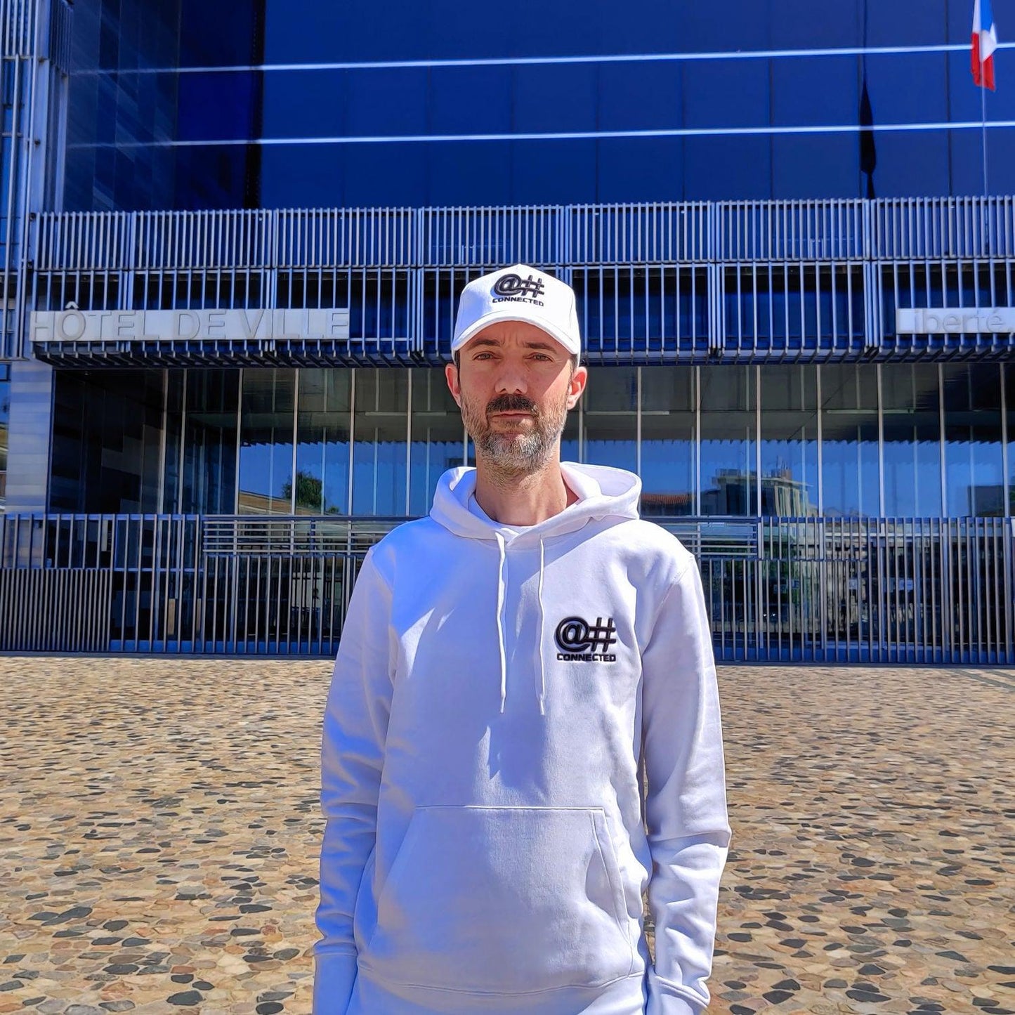Sweat-shirt à capuche homme blanc en coton bio avec broderie 3D - CONNECTED Streetwear