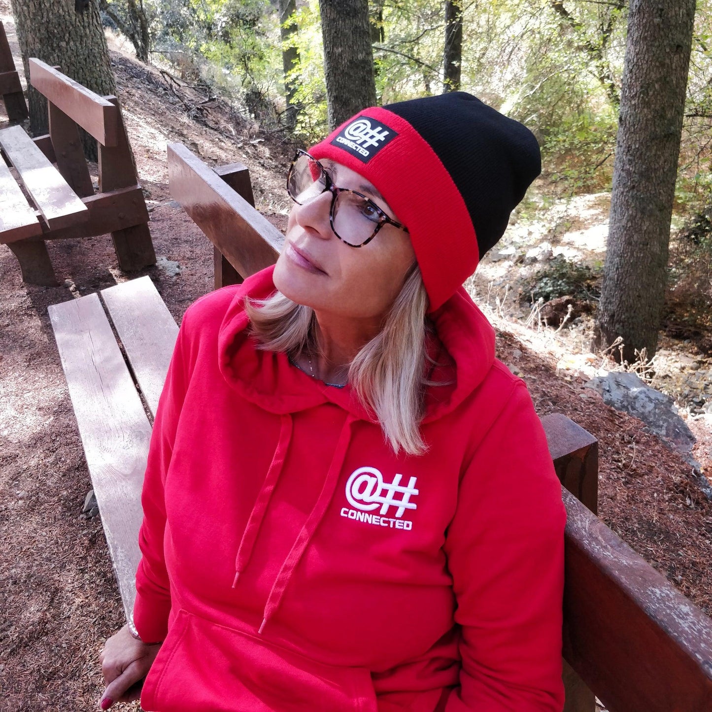 Sweat-shirt à capuche femme rouge en coton bio avec broderie 3D - CONNECTED Streetwear