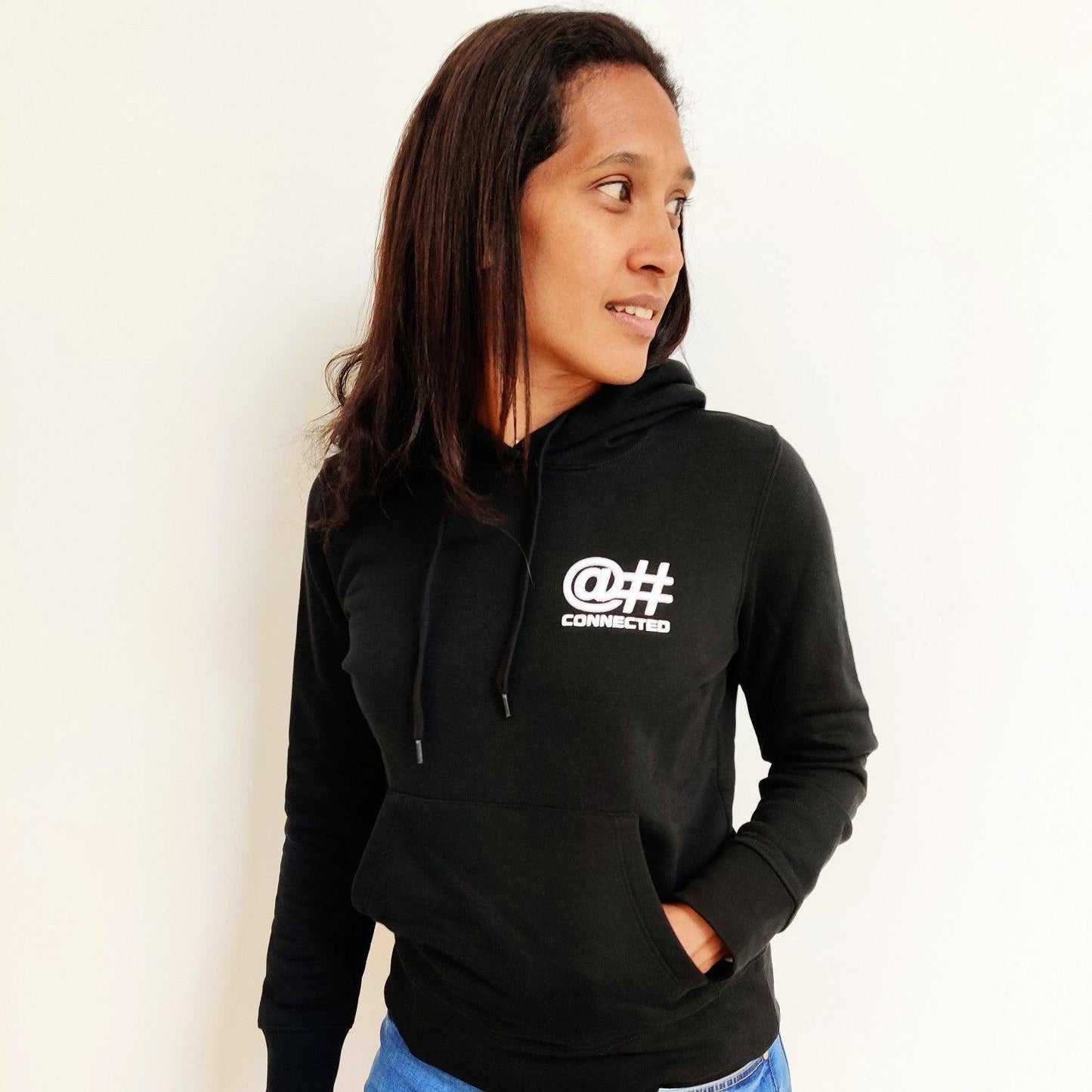Sweat-shirt à capuche femme noir en coton bio avec broderie 3D - CONNECTED Streetwear