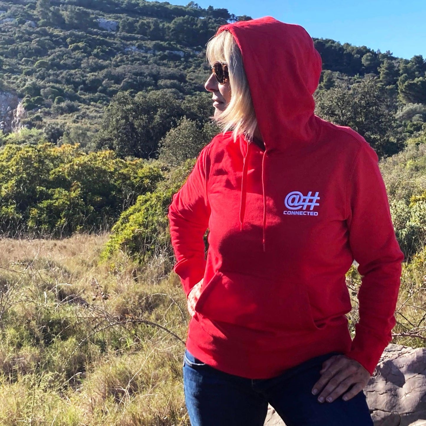 Sweat-shirt à capuche femme rouge en coton bio avec broderie 3D - CONNECTED Streetwear