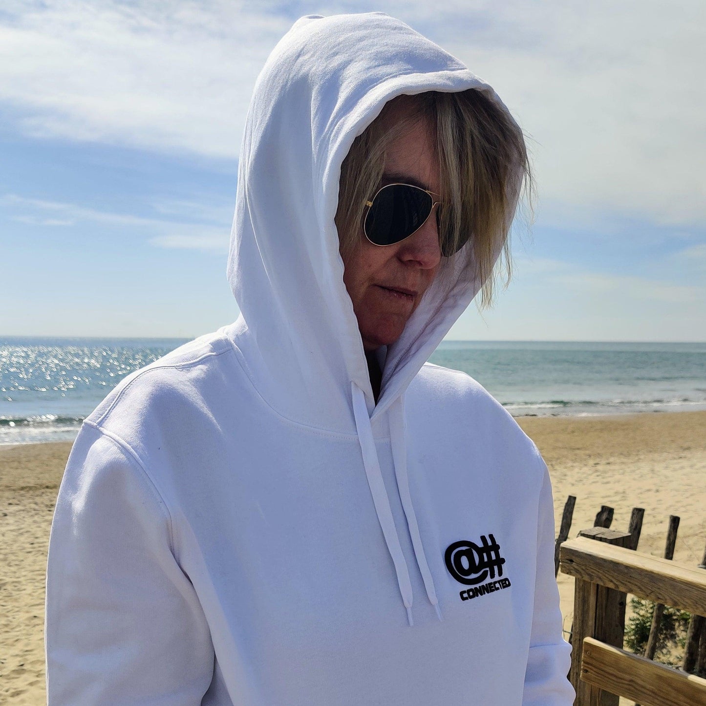 Sweat-shirt à capuche femme blanc en coton bio avec broderie 3D - CONNECTED Streetwear